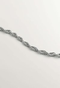 Collar de cadena de plata con eslabones retorcidos entrelazados y un acabado suave y pulido. Diseñado con una forma uniforme y alargada.