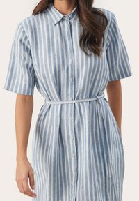 Robe rayée bleue et blanche à manches courtes, avec un col, un bouton sur le devant et une ceinture assortie à la taille. Tissu léger.