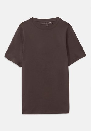 T-shirt marron à manches courtes en coton doux, avec un col rond et une étiquette au niveau du col. Texture lisse, design simple.