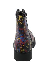 Bottines noires avec un motif floral en rouge, bleu et jaune. Elles disposent d'une fermeture éclair sur le côté, d'un bout arrondi et d'une semelle texturée.