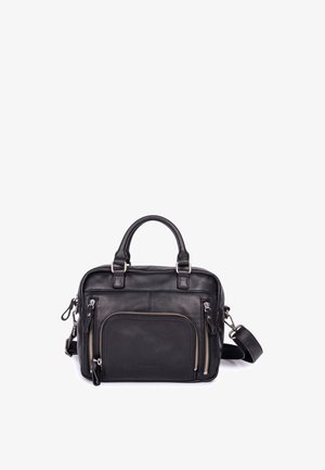 Bolso de cuero negro con dos asas superiores, correa de hombro ajustable y múltiples compartimentos con cremallera. Textura suave y detalles de herrajes mínimos.