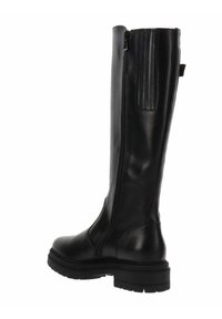 Bottes noires en cuir montantes avec une semelle plate, fermeture éclair sur le côté et accents texturés sur le panneau arrière pour un détail supplémentaire.