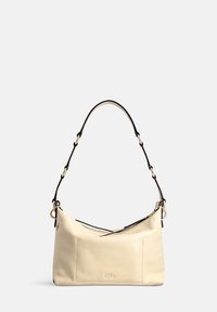 Beige leren handtas met een gebogen vorm, zwarte schouderriem en goudkleurige accenten. Heeft een ritssluiting en een voorvak.