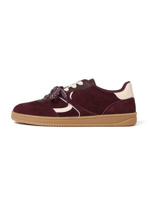 Herren-Sneaker niedrig in dunkelburgunderfarbenem Wildleder mit cremefarbenen Akzenten, gemusterten Schnürsenkeln und einer braunen Gummisohle, seitlich betrachtet.