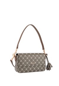 Olivengrøn crossbody taske med et geometrisk mønster, flad design, hardware i guldtoner, en frynse som accent og en enkelt skulderrem.