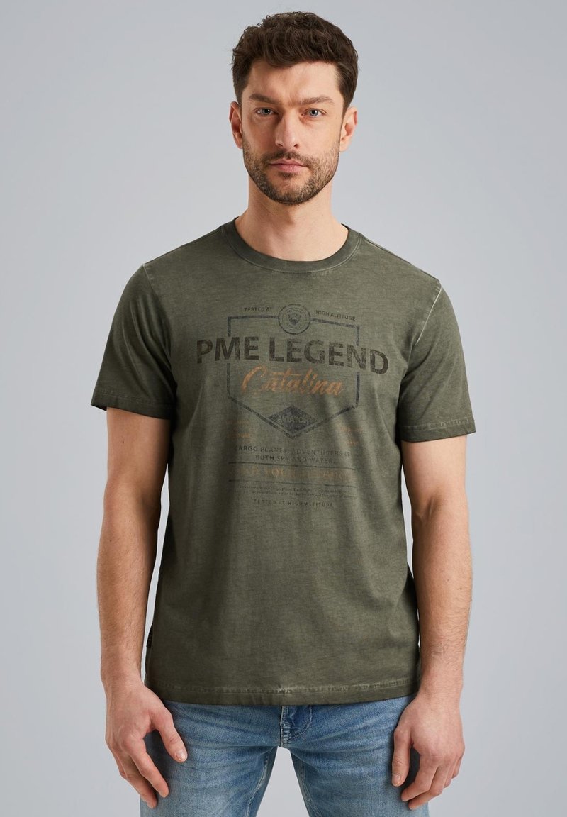 Olivově zelené bavlněné tričko s kulatým výstřihem, které má tištěné logo 'PME LEGEND Catalina' v tmavě hnědé barvě a s akcenty v světlé oranžové.
