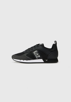 Baskets basses noires avec panneaux en mesh, lacets à l'avant, bande blanche sur la semelle intermédiaire et logo « EA7 Emporio Armani » sur le côté.