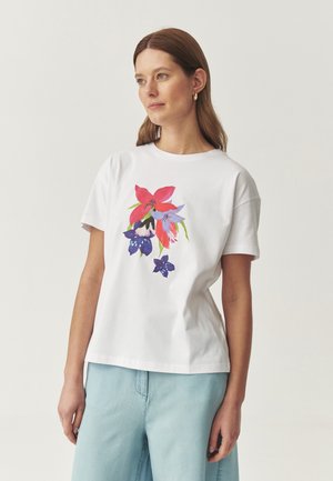 T-shirt en coton blanc à manches courtes et encolure ronde, ornée d'un imprimé floral multicolore sur le devant dans des tons de rose et de bleu.
