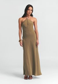 Olijfgroene maxi-jurk met een strapless ontwerp, voorzien van een knoopdetail bij de halslijn en een gladde, gestructureerde stof.