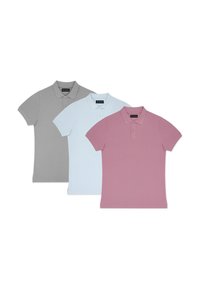 Trzy koszulki polo: szara, jasnoniebieska i różowa. Każda z nich ma kołnierzyk, krótkie rękawy i typowy design koszulki polo z delikatną teksturą.