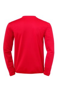Langärmliges rotes T-Shirt aus glattem Stoff, mit einem einfachen Rundhalsausschnitt und einer figurbetonten Silhouette ohne sichtbare Muster oder Akzente.