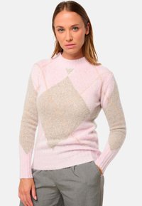 Pull pastel rose avec un motif en losange en crème et orange clair. Bords côtes aux poignets et à l'ourlet. Tissu doux et texturé, design à col rond.