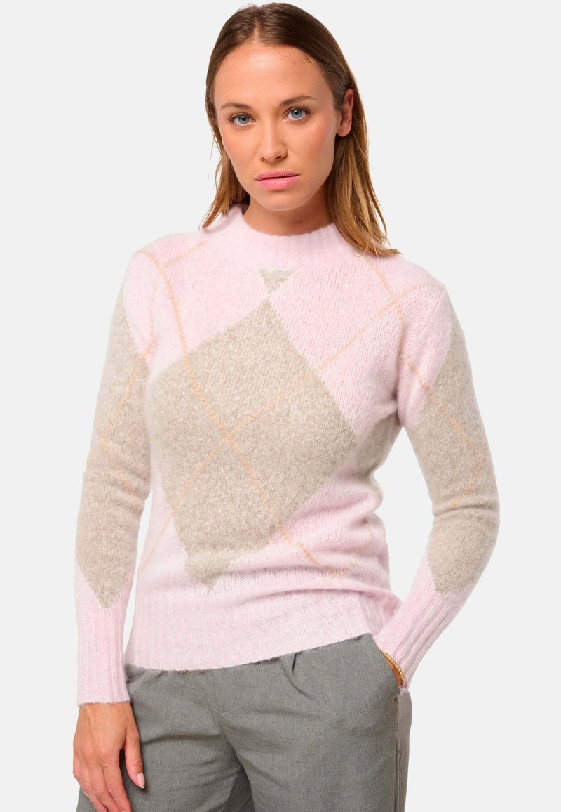 Pull pastel rose avec un motif en losange en crème et orange clair. Bords côtes aux poignets et à l'ourlet. Tissu doux et texturé, design à col rond.