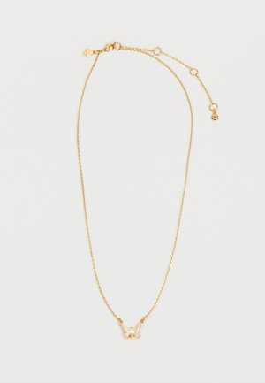 Collier délicat en chaîne d'or avec un petit pendentif papillon orné de détails en gemmes blanches et transparentes, fermoir ajustable avec maillons d'extension.