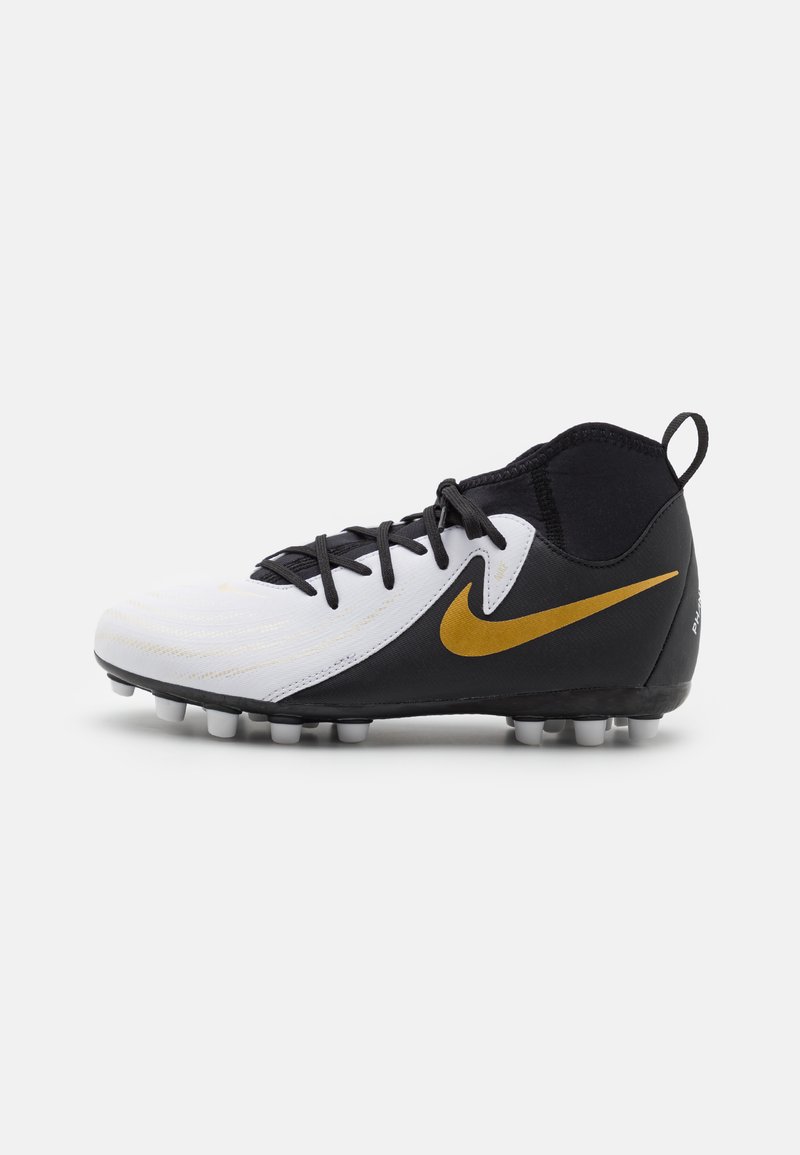 Botas de fútbol en blanco y negro con una parte superior texturizada, que cuentan con un destacado logo de Nike en oro y cordones ajustables, diseñadas para tracción.