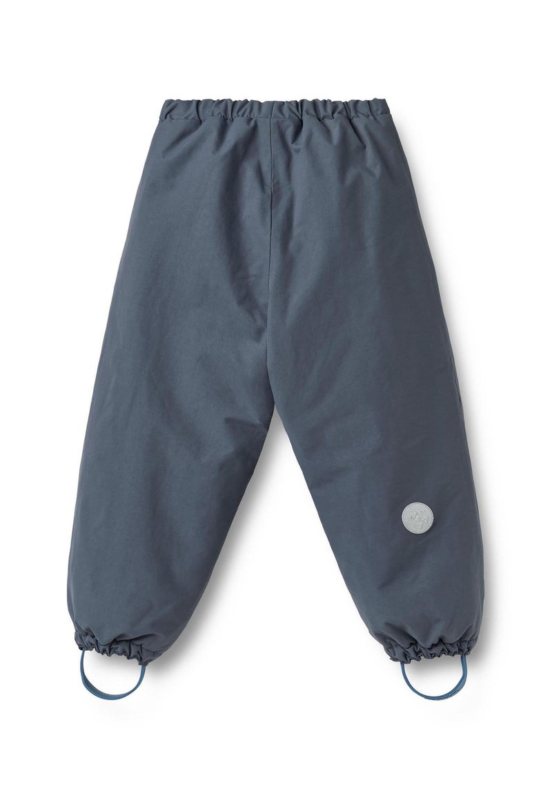 Dunkelgraue wasserdichte Hose mit elastischem Bund, gesammelten Bündchen und einem runden Logo-Patch am unteren Bein. Glatte Textur.