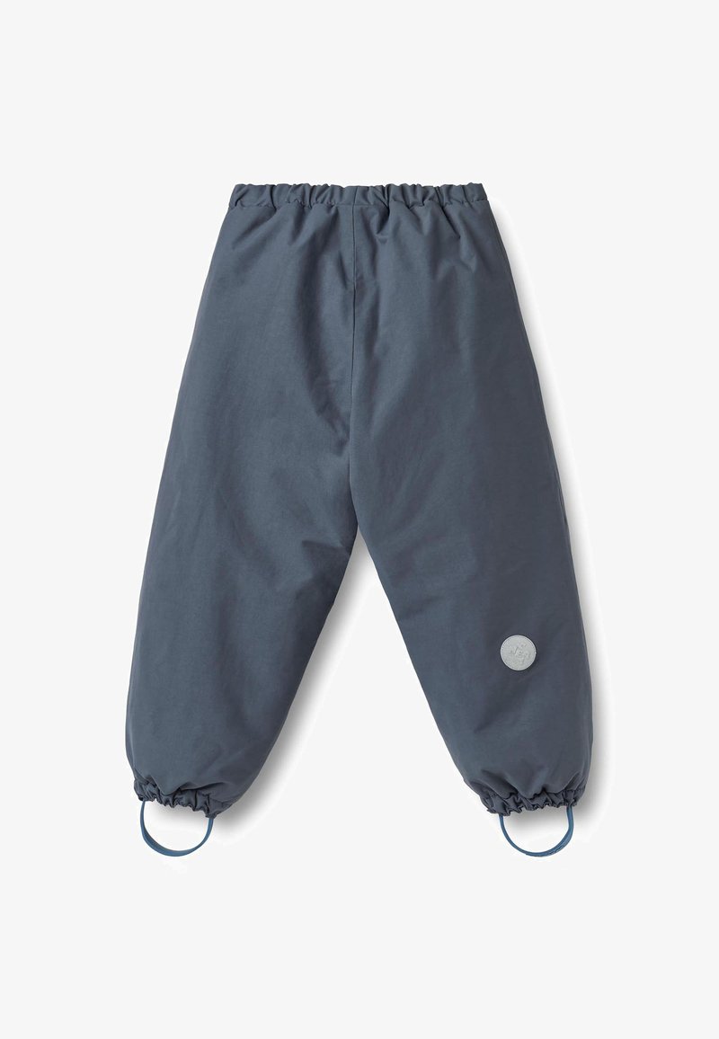 Dunkelgraue wasserdichte Hose mit elastischem Bund, gesammelten Bündchen und einem runden Logo-Patch am unteren Bein. Glatte Textur.