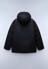 Svart isolerad jacka med huva, långa ärmar, slät yta och accentdetaljer på vänster axel. Minimalistisk design.