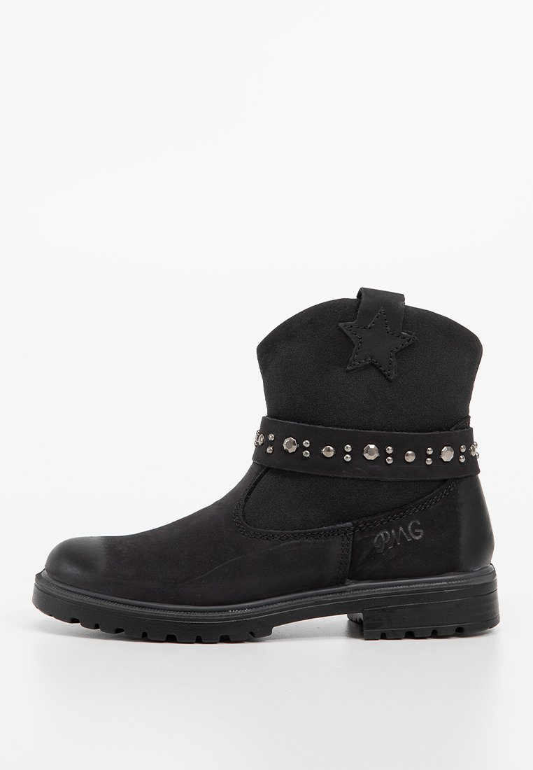 Botas de tobillo negras con punta de cuero suave y parte superior de ante. Presentan un acento de estrella y una correa con tachuelas alrededor del tobillo. Suela de goma.