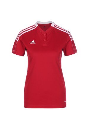 Rode polo shirt van ademend materiaal, met een knoopsluiting en witte kraag, voorzien van drie witte strepen op elke schouder.