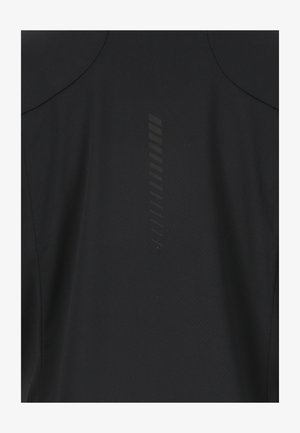 Haut de sport noir avec une texture lisse, des manches courtes et un motif vertical avec des largeurs de ligne variées au dos.