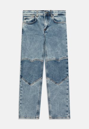 Jean en denim bleu clair avec des patchs en forme de cœur bleu plus foncé sur les genoux et un design classique à cinq poches.