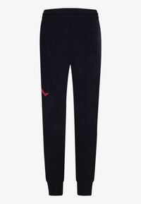 Černé tepláky s elastickým pasem, olemovanými kotníky, zadní kapsou a malým červeným logem na levé noze.