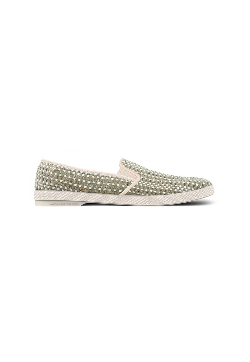 Instap schoenen gemaakt van geweven groene stof met een textuur, voorzien van een lichtgekleurde elastische band en een witte rubberen zool.