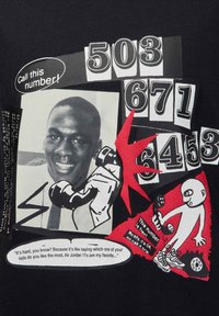 Camiseta negra con varios gráficos: una foto en blanco y negro, texto en negrita en blanco y negro, acentos rojos y ilustraciones a mano de una figura y un teléfono.