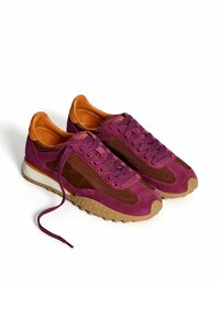 Zapatillas de ante morado con acentos marrones, forro naranja y suela de goma texturizada. Presentan cordones redondos y un diseño inspirado en el estilo retro.