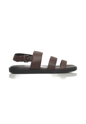 Braune Leder-Sandalen mit drei breiten Riemen und einem verstellbaren Knöchelverschluss, ausgestattet mit einer schwarzen Gummisohle und glatter Textur.