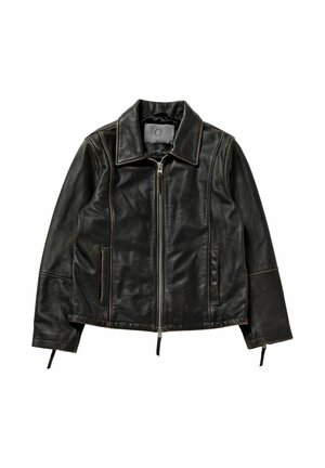 Veste en cuir noire avec fermeture éclair à l'avant, col large, deux poches latérales et fermetures éclair aux poignets, présentée à plat sur fond blanc.