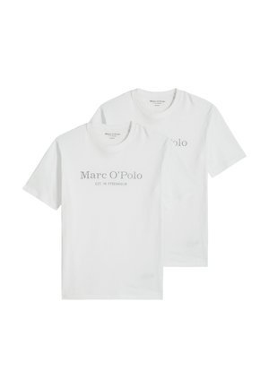 To hvide T-shirts med korte ærmer og rund hals, hvor den ene overlapper den anden, med "Marc O’Polo EST. IN STOCKHOLM" trykt på forsiden.