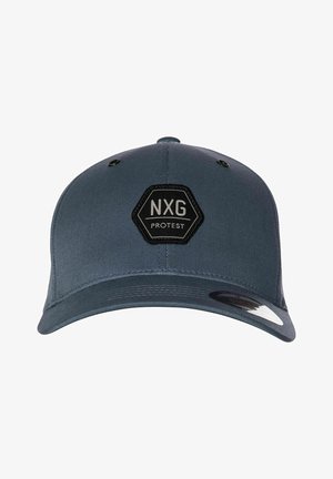 Pilkas beisbolo kepurė su šešiakampiu juodu pleistru, pažymėtu "NXG PROTEST", siūlėmis ir ventiliacijos angomis kepurės viršuje.