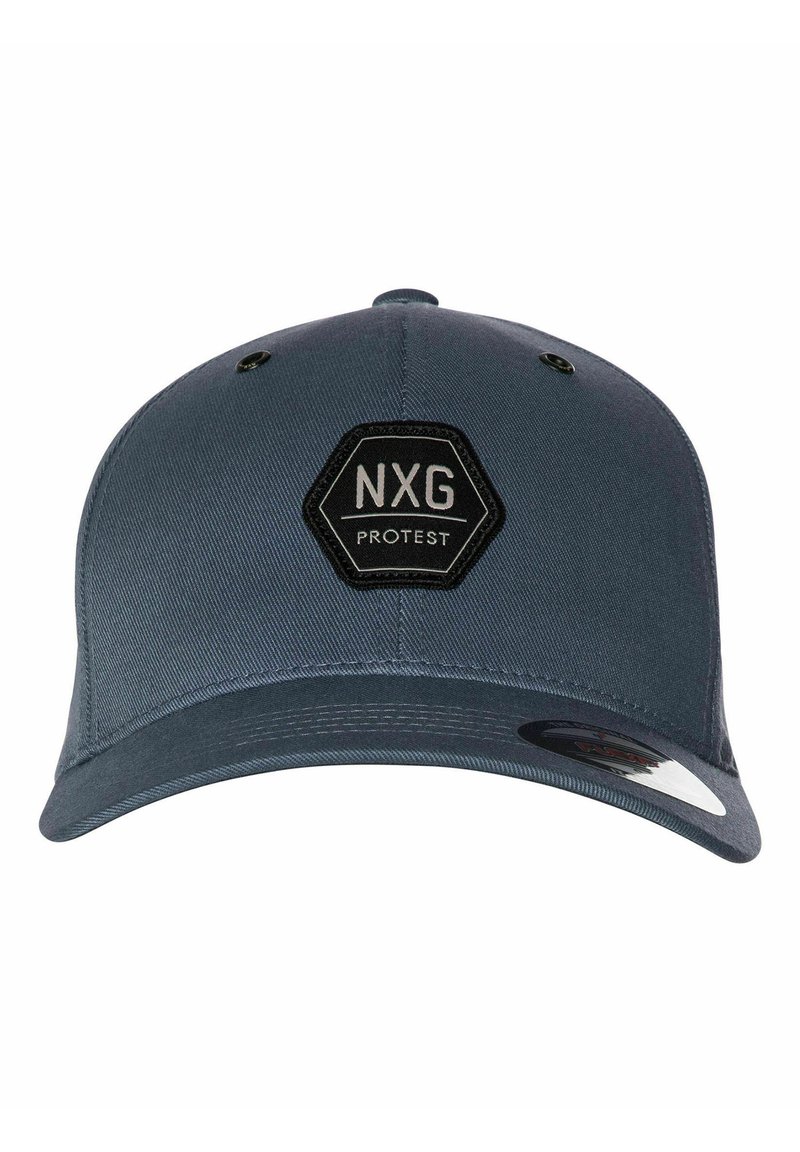 Szary czapka bejsbolowa z heksagonalną czarną łatą z napisem "NXG PROTEST," przeszytymi liniami i otworami wentylacyjnymi na czubku dla wentylacji.