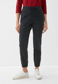 Pantalon de jogging bleu marine en mélange de coton, doté d'une taille élastique avec cordon de serrage, de poches latérales et de poignets resserrés.