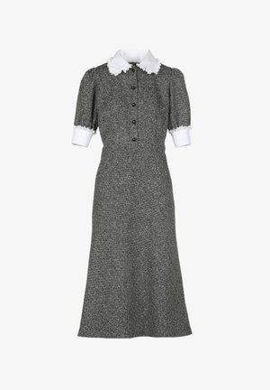 Harmaa teksturoitu mekko, jossa on lyhyet puffihihat, valkoinen kaulus, mustat nappit ja pitsiyksityiskohdat hihoissa ja kauluksessa.