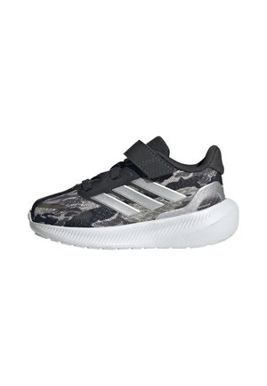 Czarno-szary sneaker z wzorem moro, z trzema srebrnymi paskami, czarnym paskiem na rzep oraz grubą białą podeszwą.