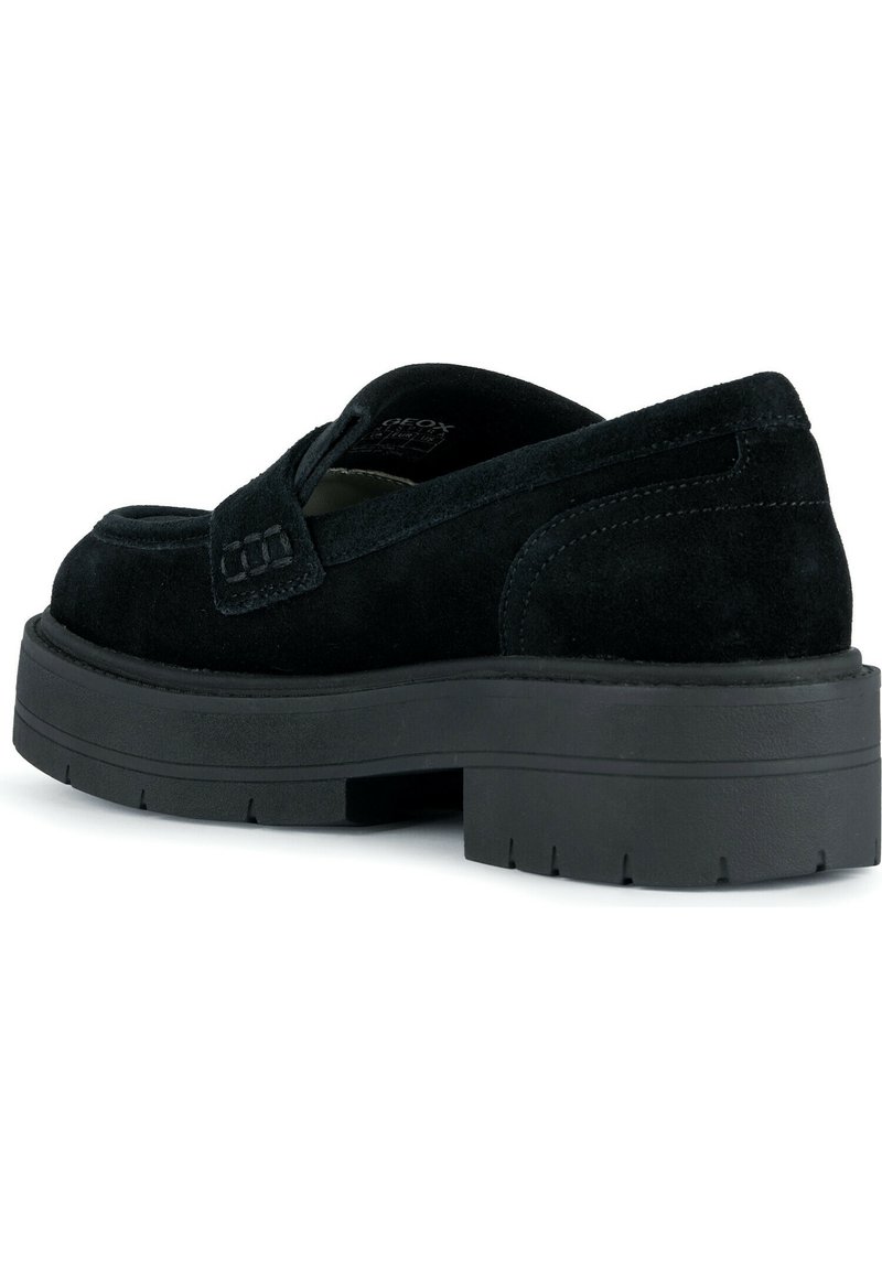 Mocassini neri in suede con una spessa suola in gomma caratterizzata da un motivo testurizzato. Design classico con un sottile richiamo cucito sulla tomaia.