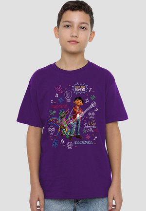 Disney COCO MIGUEL AND DANTE WITH MOVIE QUOTES AND COLORFUL DOODLES - Print T-shirt - purple