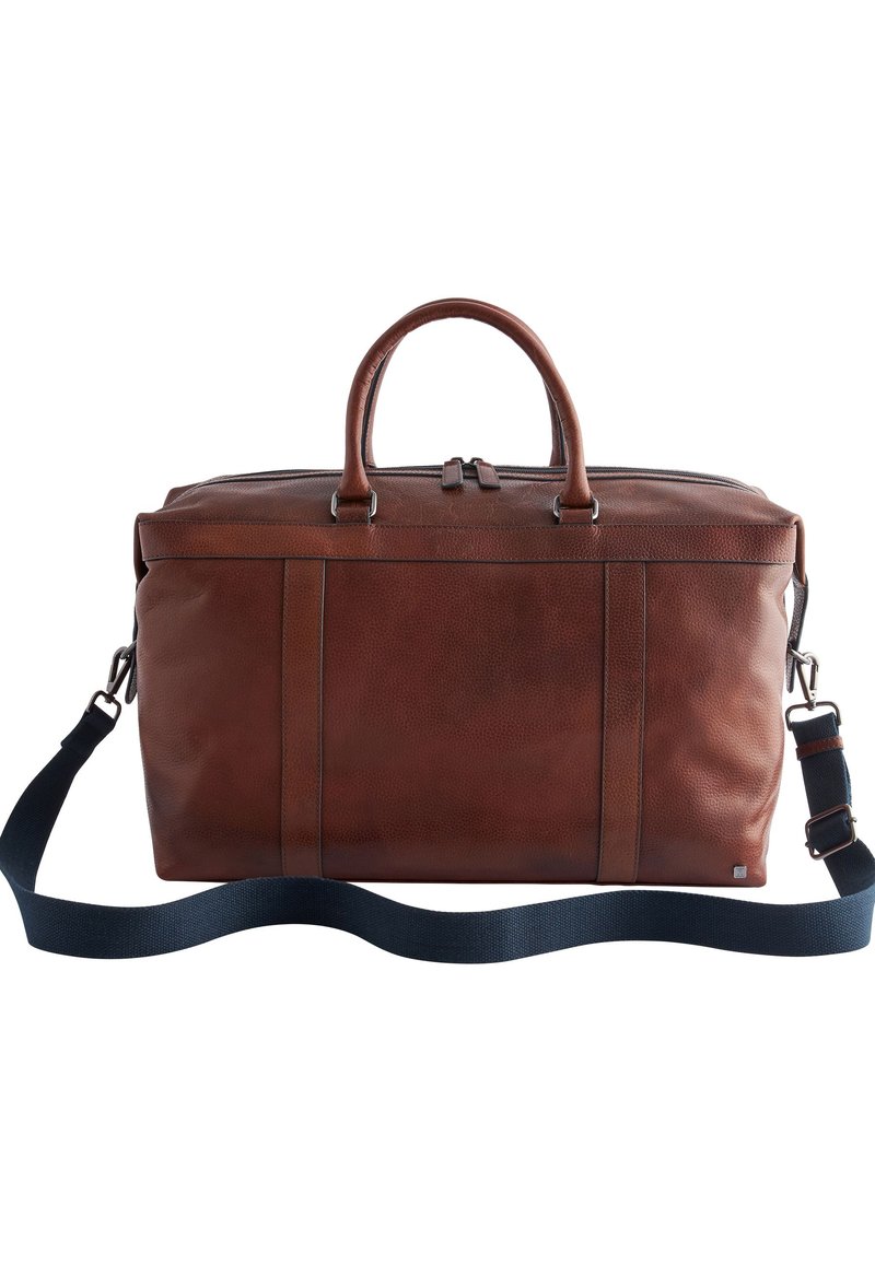 Brun læder-duffle taske med tekstureret overflade, to øverste håndtag, justerbar marineblå rem og lynlås lukning. Har lodret syning.