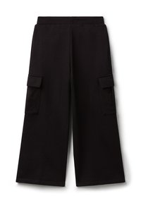 Zwarte wijde broek met elastische tailleband en flap cargo zakken aan beide zijden, plat weergegeven op een witte achtergrond.