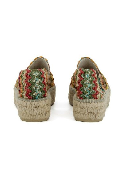 Espadrillas multicolori intrecciate con una parte superiore testurizzata, caratterizzate da una soletta in juta beige e una piattaforma. La vista posteriore mette in evidenza il motivo di cucitura.