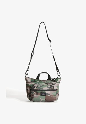 Crossbody-taske fra Vans med camouflage-mønster, lynlåslomme foran, sort justerbar skulderrem og lille topgreb.