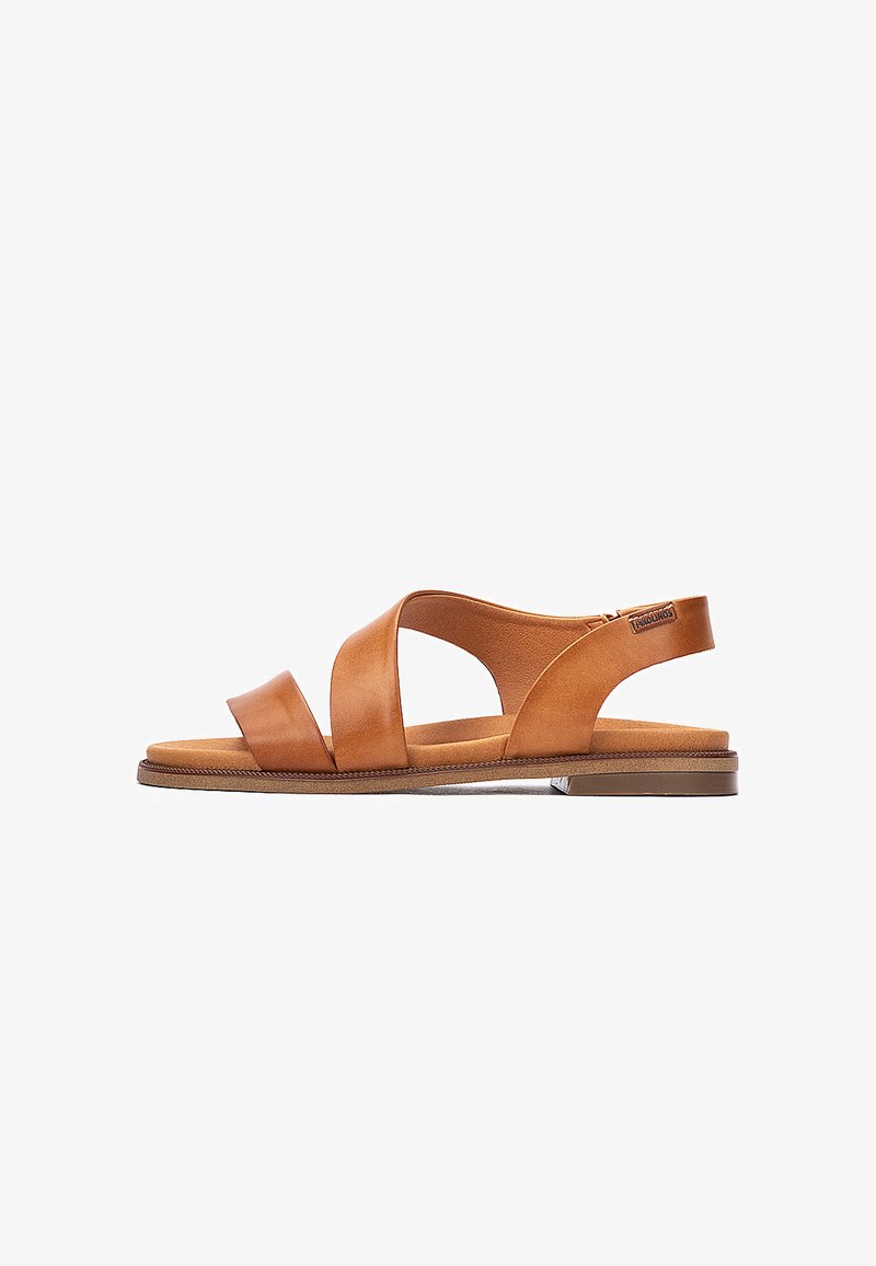 Sandalo piatto aperto con punta nuda in pelle cognac, con due cinturini frontali, una cinghia posteriore di supporto e un tacco basso su sfondo bianco.
