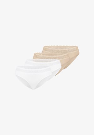 Vier damesbikini's met kanten taillebanden, twee in beige en twee in wit, gerangschikt in een verspringende lijn.