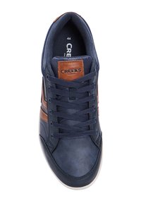 Scarpa da ginnastica blu navy con sovrapposizioni in pelle e tessuto, caratterizzata da dettagli marroni, fodera in tessuto, punta rotonda, suola in gomma piatta e chiusura con lacci.