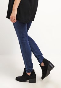 Zalando Essentials Maternity Džíny Slim Fit - blue denim
