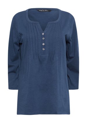 Niebieska damska bluzka z długimi rękawami, z rozciętym dekoltem, patką na cztery guziki oraz pionowymi plisami z przodu.