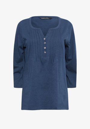 Niebieska damska bluzka z długimi rękawami, z rozciętym dekoltem, patką na cztery guziki oraz pionowymi plisami z przodu.